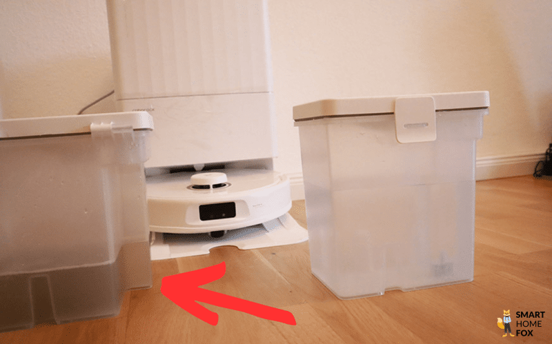 Der Schmutzwassertank des Roborock Q Revo MaxV ist zu sehen.